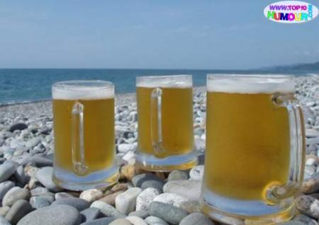 3 blondes au bord de la mer