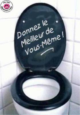 sani voulant à son tour évacuer, alla au wc et laissa la porte ouverte
